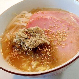 インスタントで　もやしとハムととろろの豚骨ラーメン